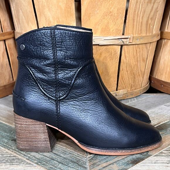 UGG Annie Black Full Grain Leather 1095061 Zip-Up Ankle Boots Womens Size 6.5 - Picture 1 of 12